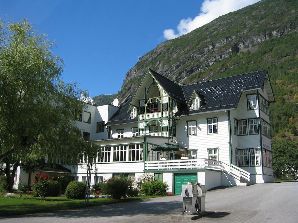 Hjelle Hotel Exterior photo