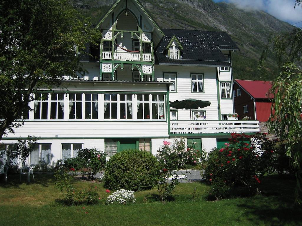 Hjelle Hotel Exterior photo